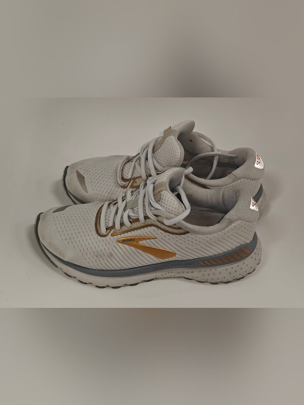Brooks Adrenaline GTS 20 Women’s Running Shoes White Gold Size 8B Medium